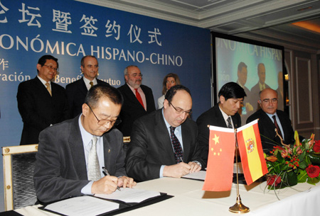 Representatives from Spanish and Chinese firms sign deals in Madrid, capital of Spain, on February 26, 2009. A Chinese business delegation signed more than 20 procurement deals with Spanish firms in Madrid on Wednesday which are worth US$320 million.