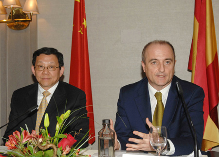Chinese Commerce Minister Chen Deming (L), who led the 200-strong delegation of Chinese businessmen and government officials, and Spanish Minister of Industry, Trade and Tourism Miguel Sebastian attend a deal signing ceremony in Madrid, capital of Spain, on February 26, 2009. A Chinese business delegation signed more than 20 procurement deals with Spanish firms in Madrid on Wednesday which are worth US$320 million. 