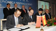Representatives from Spanish and Chinese firms sign deals in Madrid, capital of Spain, on February 26, 2009. A Chinese business delegation signed more than 20 procurement deals with Spanish firms in Madrid on Wednesday which are worth US$320 million.