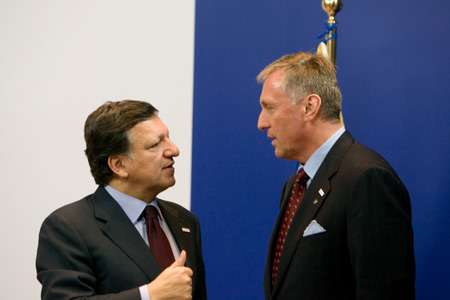 Czech Prime Minister Mirek Topolanek (R), whose country currently holds the rotating EU presidency, talks with European Commission President Jose Manuel Barroso at EU headquarters prior to the special summit in Brussels, capital of Belgium, on March 1, 2009. The European Union leaders held a special summit focusing on economic recession on Sunday. 