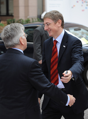 Hungarian Prime Minister Ferenc Gyurcsany arrives at EU headquarters prior to the special summit in Brussels, capital of Belgium on March 1, 2009. The European Union leaders held a special summit focusing on economic recession on Sunday. 