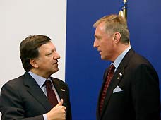 Czech Prime Minister Mirek Topolanek (R), whose country currently holds the rotating EU presidency, talks with European Commission President Jose Manuel Barroso at EU headquarters prior to the special summit in Brussels, capital of Belgium, on March 1, 2009. The European Union leaders held a special summit focusing on economic recession on Sunday.