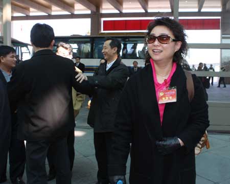 A member of the 11th National Committee of the Chinese People&apos;s Political Consultative Conference (CPPCC) from south China&apos;s Guangdong Province arrives in Beijing, capital of China, March 1, 2009. The Second Session of the 11th CPPCC National Committee will open on March 3. 