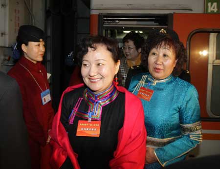 Members of the 11th National Committee of the Chinese People's Political Consultative Conference (CPPCC) from north China's Inner Mongolia Autonomous Region arrive in Beijing, capital of China, on March 1, 2009. 