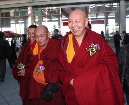 Members of the 11th National Committee of the Chinese People's Political Consultative Conference (CPPCC) from southwest China's Tibet Autonomous Region arrive in Beijing, capital of China, on March 1, 2009.