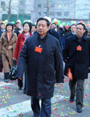 Deputies to the Second Session of the 11th National People's Congress (NPC) from central China's Henan Province arrive in Beijing, capital of China, March 2, 2009. The Second Session of the 11th NPC is scheduled to open on March 5. 