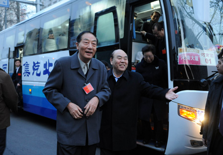 Deputies to the Second Session of the 11th National People's Congress (NPC) from central China's Henan Province arrive in Beijing, capital of China, on March 2, 2009. The Second Session of the 11th NPC is scheduled to open on March 5. 