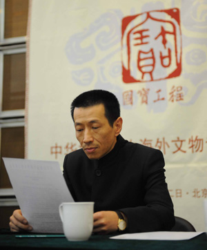 Cai Mingchao, a collection advisor of National Treasures Fund who successfully bid for two looted bronze sculptures auctioned in Paris last week, attends a news conference in Beijing, on March 2, 2009. Cai said on Monday his winning bid will not be paid. Cai bid 31.49 million euros (US$39.63 million) by telephone during the auction at Christie's on Feb. 25, Niu Xianfeng, deputy director of the fund, said at a brief press conference Monday. 