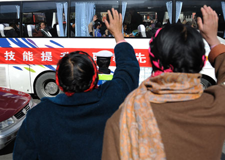 Parents of Tibetan students who are going to study in more developed areas of Sichuan Province see their children off in in Kangding County, in Ganzi Tibet Autonomous Prefecture, southwest China's Sichuan Province, March 2, 2009.