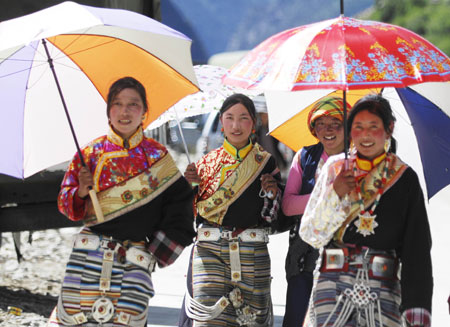 Girls of the Tibetan ethnic group attend a festival in Nyingchi, southwest China's Tibet Autonomous Region, on July 17, 2008.