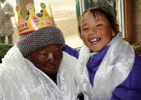 Ngamai Cering (L), a 117-year-old woman of the Tibetan ethnic group, is with her great granddaughter Cering Medog in southwest China's Tibet Autonomous Region in March 2008.