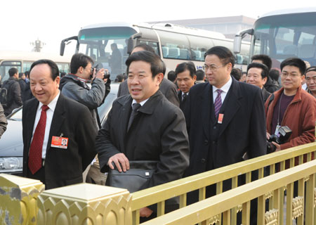 Members of the 11th National Committee of the Chinese People's Political Consultative Conference (CPPCC) walk to the Great Hall of the People in Beijing, capital of China, on March 3, 2009. The Second Session of the 11th National Committee of the CPPCC is to open on Tuesday. 