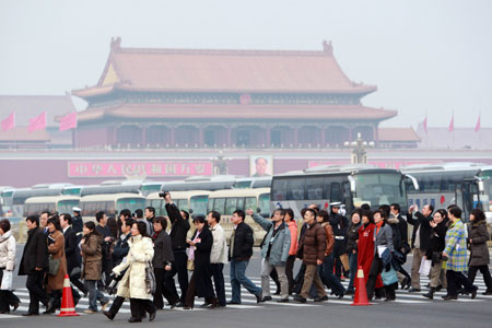 Members of the 11th National Committee of the Chinese People's Political Consultative Conference (CPPCC) arrive at the Tian' anmen Square in Beijing, capital of China, on March 3, 2009. 