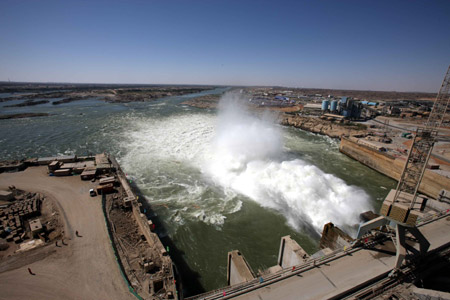 Photo taken on Mar. 3, 2009 shows a scene of the Merowe Dam in Merowe, Sudan, on March 3, 2009. 