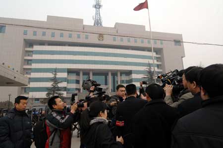 Reporters interview a spokesman of Shijiazhuang Intermediate People's Court after an auction of scandal-hit Sanlu dairy company in Shijiazhuang, capital of north China's Hebei Province, on March 4, 2009. Beijing-based dairy producer Sanyuan won the bid of Sanlu with the price of 616.5 million yuan (about US$90 million). 
