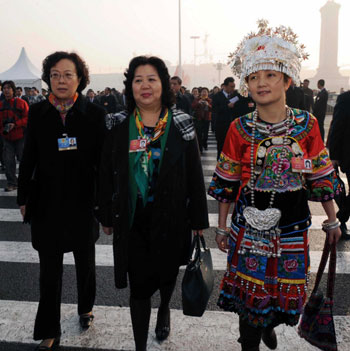 Deputies to the Second Session of the 11th National People's Congress (NPC) walk to the Great Hall of the People in Beijing, capital of China, on March 5, 2009. The Second Session of the 11th NPC opens on Thursday. 