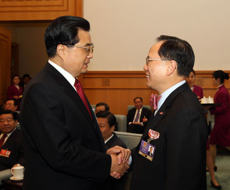 Chinese President Hu Jintao (L) shakes hands with Donald Tsang Yam-kuen, chief executive of China's Hong Kong Special Administrative Region (HKSAR), prior to the opening meeting of the Second Session of the 11th National People's Congress (NPC) at the Great Hall of the People in Beijing, capital of China, March 5, 2009. 