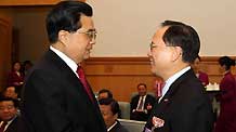 Chinese President Hu Jintao (L) shakes hands with Donald Tsang Yam-kuen, chief executive of China's Hong Kong Special Administrative Region (HKSAR), prior to the opening meeting of the Second Session of the 11th National People's Congress (NPC) at the Great Hall of the People in Beijing, capital of China, March 5, 2009.