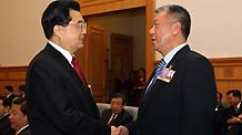 Chinese President Hu Jintao (L) shakes hands with Edmund Ho Hau Wah, chief executive of China's Macao Special Administrative Region, prior to the opening meeting of the Second Session of the 11th National People's Congress (NPC) at the Great Hall of the People in Beijing, capital of China, on March 5, 2009.