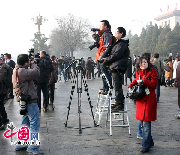 A ladder elsewhere is nothing special, but here, it is a 'secret weapon.' Some journalists and photographers are using ladders to have a better view.