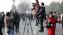 A ladder elsewhere is nothing special, but here, it is a 'secret weapon.' Some journalists and photographers are using ladders to have a better view.