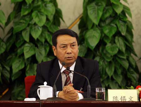 Chen Xiwen, member of the 11th National Committee of the Chinese People&apos;s Political Consultative Conference (CPPCC), answers questions during a press conference on proposals for promoting steady and relatively rapid economic growth held by the Second Session of the 11th National Committee of the CPPCC at the Great Hall of the People in Beijing, capital of China, on March 6, 2009. 