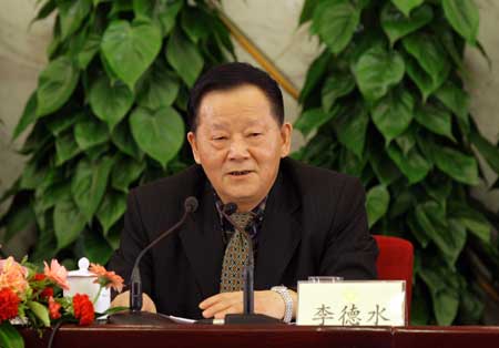 Li Deshui, member of the 11th National Committee of the Chinese People's Political Consultative Conference (CPPCC), answers questions during a press conference on proposals for promoting steady and relatively rapid economic growth held by the Second Session of the 11th National Committee of the CPPCC at the Great Hall of the People in Beijing, capital of China, on March 6, 2009.