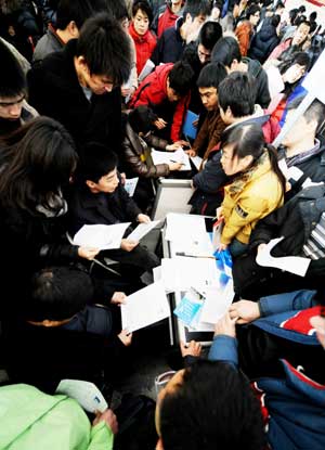 University graduates seek for job opportunities at a job fair in Harbin, capital of northeast China's Heilongjiang Province, on March 7, 2009. Harbin on Saturday held the job fair specifically university graduates, providing more than 6,000 job opportunities.