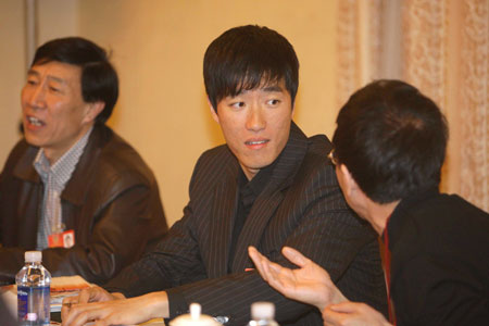 Chinese hurdler Liu Xiang (C), who is a member of the 11th National Committee of the Chinese People's Political Consultative Conference (CPPCC), joins a panel discussion in Beijing, on March 11, 2009.