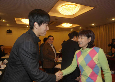 Chinese hurdler Liu Xiang (L) shakes hands with Ye Qiaobo, both members of the 11th National Committee of the Chinese People's Political Consultative Conference (CPPCC), prior to a panel discussion of the Second Session of the 11th National Committee of the CPPCC in Beijing, on March 11, 2009. 