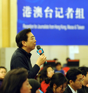 A journalist from southeast China's Taiwan Province asks questions during a group interview on 'Cultural Market and Development of Cultural Industry' held by the Second Session of the 11th National People's Congress (NPC) in Beijing, capital of China, on March 12, 2009. Some leading officials from Chinese Ministry of Culture attended the interview on Thursday. 