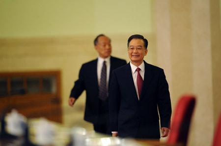 Chinese Premier Wen Jiabao (R) arrives for a press conference after the closing meeting of the Second Session of the 11th National People&apos;s Congress (NPC) at the Great Hall of the People in Beijing, capital of China, on March 13, 2009. The annual NPC session closed on Friday. 