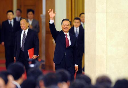 Chinese Premier Wen Jiabao (R) arrives for a press conference after the closing meeting of the Second Session of the 11th National People&apos;s Congress (NPC) at the Great Hall of the People in Beijing, capital of China, on March 13, 2009. The annual NPC session closed on Friday. 