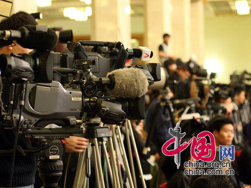 Cameramen cover the press conference by Premier Wen Jiabao after the closing ceremony of the 11th NPC annual session at the Great Hall of the People in Beijing, on March 13, 2009.