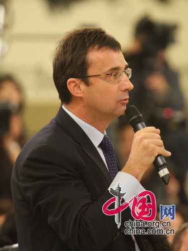 A journalist from the Wall Street Journal raises a question to Premier Wen Jiabao at a press conference after the closing meeting of the Second Session of the 11th National People's Congress in Beijing, on March 13, 2009. 