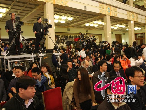 Journalists work at the press conference by Premier Wen Jiabao after the closing ceremony of the 11th NPC annual session at the Great Hall of the People in Beijing, on March 13, 2009. 
