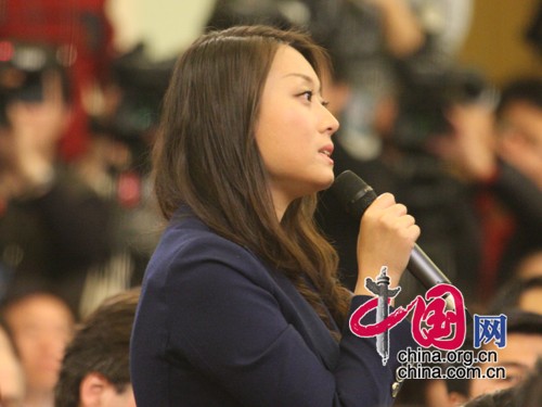  A journalist from China Daily raises a question to Premier Wen Jiabao at a press conference after the closing meeting of the Second Session of the 11th National People's Congress in Beijing, on March 13, 2009.