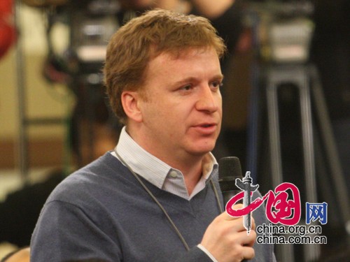 A journalist from the Financial Times raises a question to Premier Wen Jiabao at a press conference after the closing meeting of the Second Session of the 11th National People's Congress in Beijing, on March 13, 2009. 