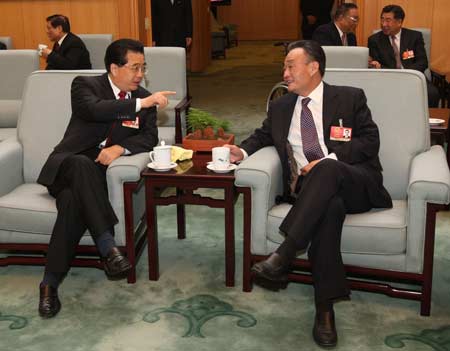 Chinese President Hu Jintao (front L) talks with Wu Bangguo (front R), chairman of the Standing Committee of the National People's Congress (NPC), at the Great Hall of the People in Beijing, capital of China, on March 13, 2009. The annual NPC session closed on Friday. 