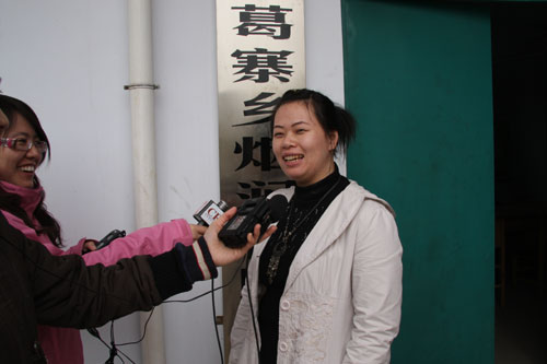 Luo Xiaoyan, an assistant to the secretary of the Party Committee in Zhoucun Village in Yichuan Country, central China's Henan Province, is talking to CRI reporter during an interview on March 11, 2009. 