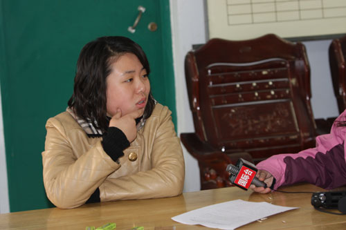 He Min, a village administrator in Xichang Village in Yichuan Country, central China's Henan Province, is talking to CRI reporter during an interview on March 11, 2009. 