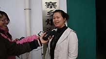 Luo Xiaoyan, an assistant to the secretary of the Party Committee in Zhoucun Village in Yichuan Country, central China's Henan Province, is talking to CRI reporter during an interview on March 11, 2009.