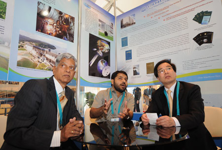 Indian visitors (L) talk with a Chinese expert at the Chinese stand during a water exhibition of the Fifth World Water Forum in Istanbul of Turkey, on March 18, 2009.