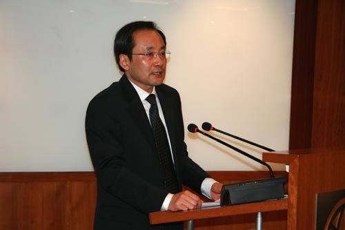 Mr. Wang Ning, vice governor of Sichuan Province, delivers a speech at the Wenchuan Earthquake Recovery Project signing ceremony. The World Bank and the Chinese government signed a US$710 million loan agreement for the project in Beijing on March 20, 2009. [China Development Gateway]