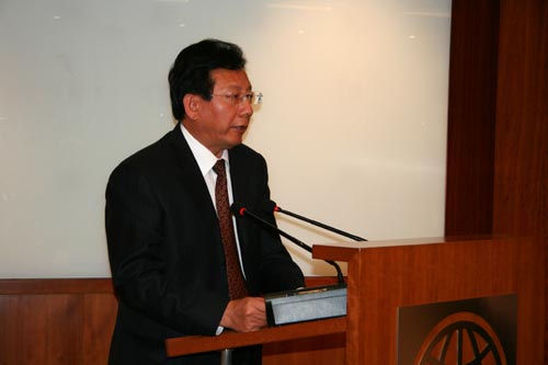 Mr. Feng Jianshen, executive vice governor of Gansu Province, delivers a speech at the Wenchuan Earthquake Recovery Project signing ceremony. The World Bank and the Chinese government signed a US$710 million loan agreement for the project in Beijing on March 20, 2009. [China Development Gateway]