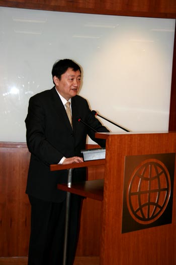 Mr. Kong Linglong, director general of the Foreign Loan Utilization Department, National Development and Reform Commission, delivers a speech at the Wenchuan Earthquake Recovery Project signing ceremony. The World Bank and the Chinese government signed a US$710 million loan agreement for the project in Beijing on March 20, 2009. [China Development Gateway]