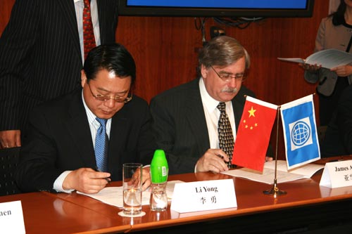 Mr. James Adams (R) and Mr. Li Yong sign the legal documents for the Wenchuan Earthquake Recovery Project. The World Bank and the Chinese Government signed a US$710 million loan agreement on the project in Beijing on March 20, 2009. [China Development Gateway]