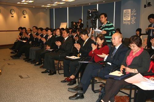 Guests applaud the signing of the agreement on the Wenchuan Earthquake Recovery Project in Beijing on March 20, 2009. [China Development Gateway]