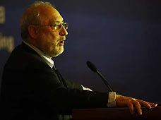 Joseph Stiglitz, a Nobel Prize-winning economist at the Columbia University, addresses the opening ceremony of China Development Forum 2009 in Beijing, capital of China, on March 22, 2009.