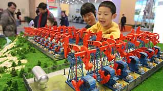 Visitors view energy-saving defueling pump models during the China International Energy Saving, Emission Reduction and New Energy Science and Technology Expo at the Beijing Exhibition Center in Beijing, capital of China, on March 22, 2009.